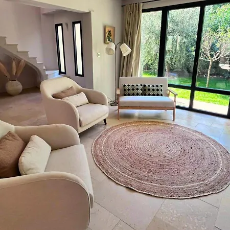 Gorgeous Village With Heated Pool, Ideally Located Holiday home